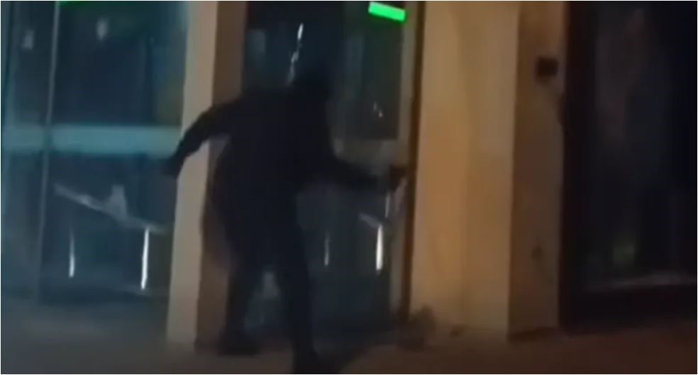 Λάρισα: Επίθεση με βαριοπούλες στο εργοστάσιο της Βιολάντα